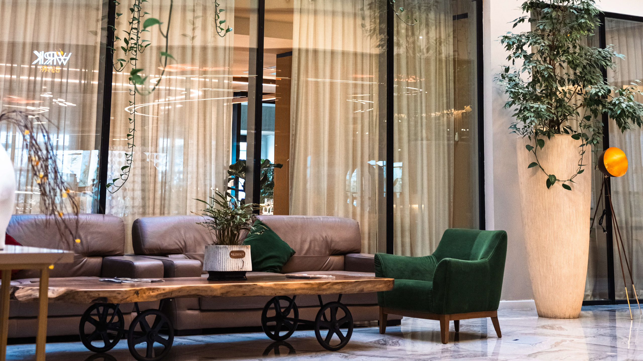 ark hotel 2-23